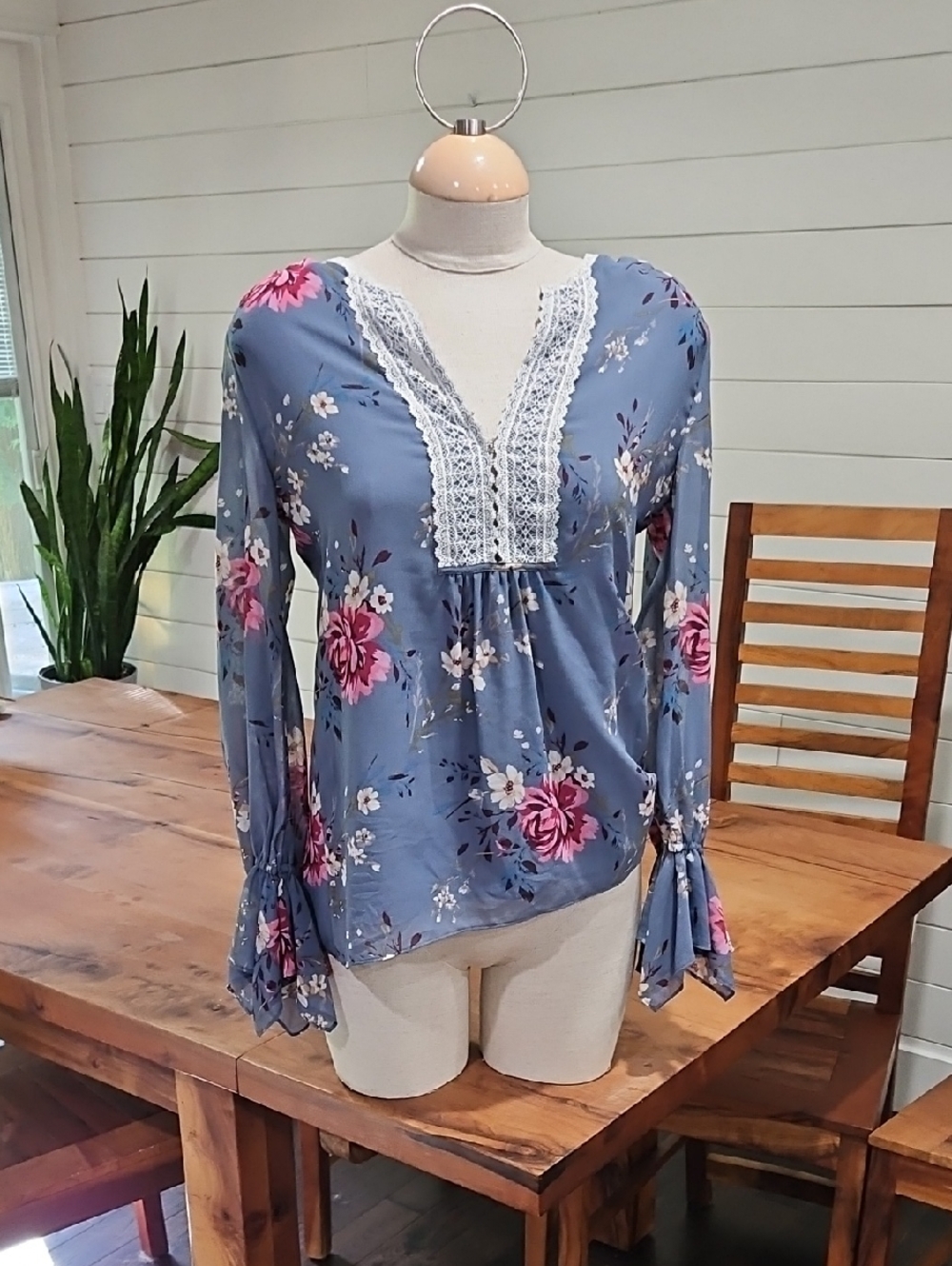 White House Black Market Bell Sleeve Blouse Floral Sz 2 Like New